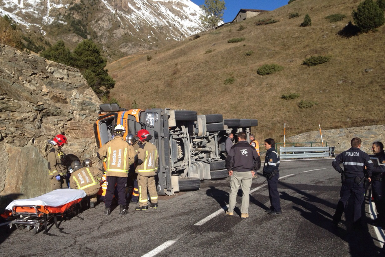 El conductor d'un camió resulta ferit en un accident a la carretera de Montaup