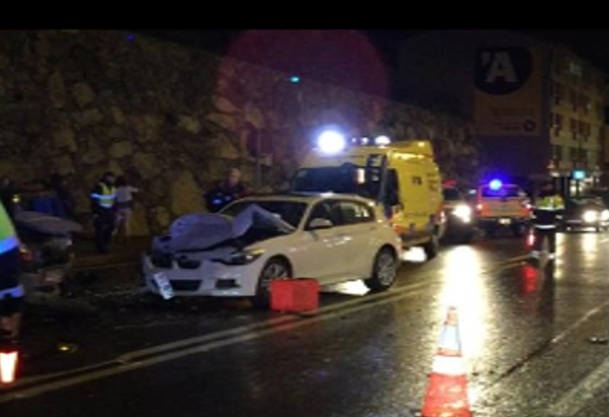 Un mort i cinc ferits en un accident a Aixovall amb tres turismes implicats