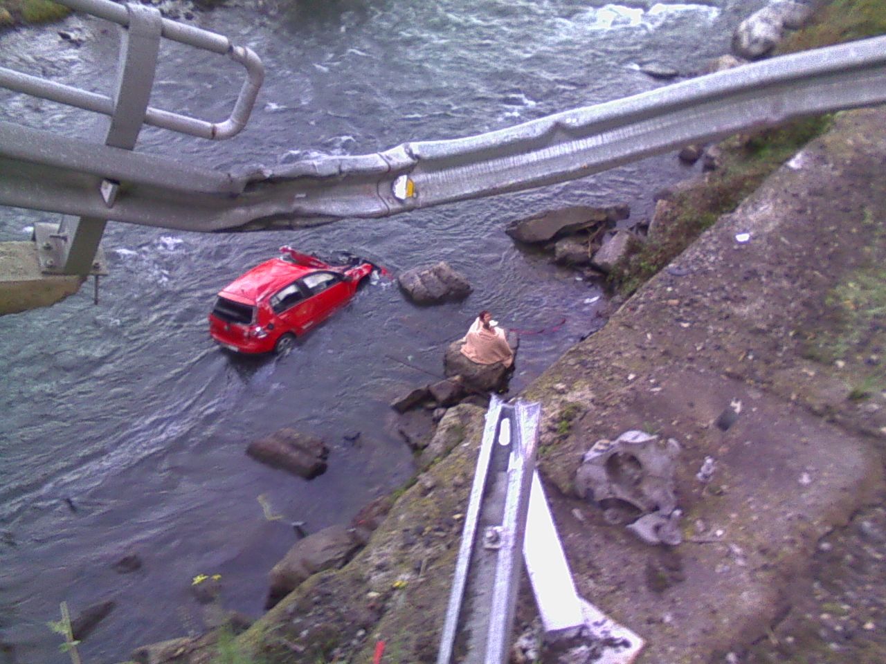 Dos ferits en precipitar-se al riu Segre amb el seu vehicle a Ribera d'Urgellet