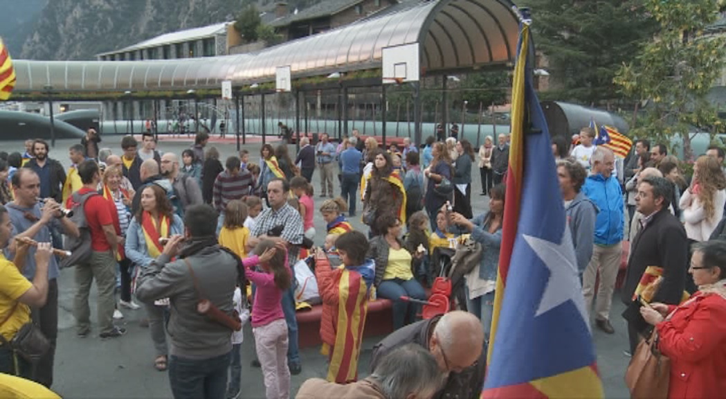 Un centenar de persones s'apleguen a la plaça del Poble en suport a l'11 de setembre català