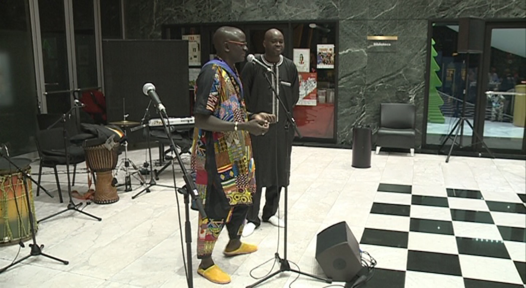 El sopar solidari i l'artista Michel Doudou Ndione clouen "Àfrica més a prop"