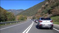 Un accident a la carretera N-155 provoca retencions per entrar des d'Espanya