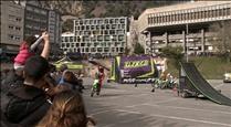 Acrobàcies de motocross escalfen motors abans de la Gala FIM 