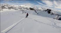 Molts aficionats a l'esquí aprofiten el fred i la neu per acomiadar la temporada per la porta gran