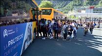 Aglomeracions d'alumnes per agafar el bus lliure