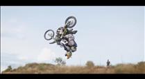 Albert Llovera completa un 'back flip' amb moto