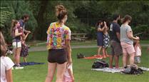 Algunes famílies amenitzen el parc del Prat Gran de la Massana amb un taller de dansa 