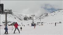 Allau d'esquiadors i mig metre de neu nova