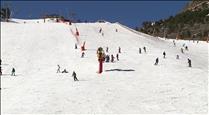 Les altes temperatures no eviten que les pistes s'omplin d'esquiadors de fora els dies de carnaval