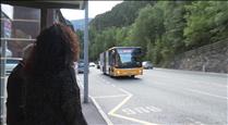 L'augment de turistes i la gratuïtat del servei saturen les línies d'autobús provocant obstacles als usuaris 