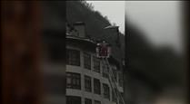 Bombers i policia ajuden a baixar d'una teulada un home alterat 