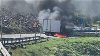 Un camió s'incendia a la sortida de Soldeu