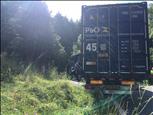 Un camió travessat talla la circulació a la carretera dels Cortals d'Encamp