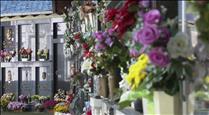 Els cementiris perden adeptes en la tradició de visitar els familiars per Tots Sants 