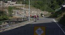 Els ciclistes acullen amb entusiasme el tancament de la Collada Beixalís als cotxes