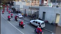 Una cinquantena de Pares Noel amb moto es passegen per Andorra la Vella