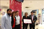 Els clients d'una coneguda perfumeria reuneixen 6.000 euros per al transport de malalts de càncer