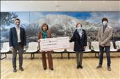 El comú d'Andorra la Vella lliura un xec de 30.609 euros a Càritas