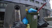 Els comuns demanen cura per llençar les escombraries en bosses tancades