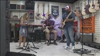 Concert en una botiga de música per celebrar el dia internacional del blues