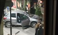 Un cotxe xoca contra la porta d'un local d'oci nocturn de la capital