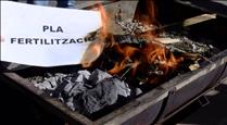 Crema de papers per protestar contra l'excés de burocràcia