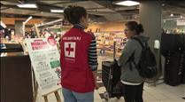 La Creu Roja reforça la botiga solidària per si en un futur hagués d'atendre treballadors temporers 