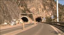 Detenen un conductor que ha bolcat el cotxe a la boca sud del túnel de Sant Antoni