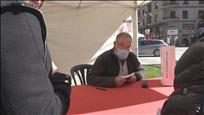 Els escriptors del país inicien la signatura de llibres de Sant Jordi a la plaça Laurèdia