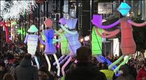 Big Dancers omple els carrers de la capital de música i color en el darrer espectacle itinerant del Poblet de Nadal
