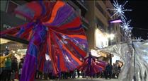 L'espectacle itinerant 'Night Colors' omple de color l'avinguda Meritxell