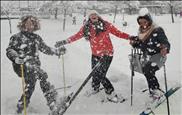 Esquiadors urbans aprofiten la nevada per llançar-se al carrer