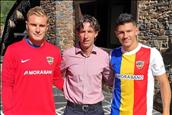 Els nous fitxatges del FC Andorra Miguel Loureiro i Miguel Bañuz ja llueixen la samarreta