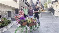 Flors i bicicletes per embellir la Massana
