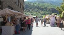 Força afluència de gent en un Mercat de la Vall marcat per la Festa Major