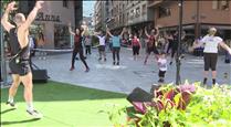 Hocine Haciane ofereix una classe magistral de fitnes en el marc de la inauguració del carrer Callaueta