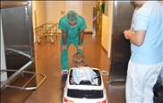 L’hospital estrena el cotxe de joguina per baixar al quiròfan