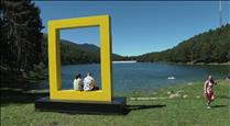 El llac d'Engolasters compta des d'aquesta setmana amb un nou atractiu: el marc groc de National Geographic