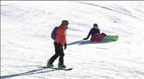 La manca de neu no espanta els primers esquiadors de l'any