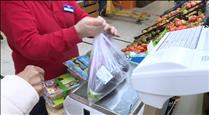 Medi Ambient prepara una campanya amb els supermercats per reduir l'ús irracional del plàstic