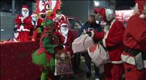 Més de cinquanta Pares Noel amb moto es passegen per la capital i entreguen regals per a la campanya de recollida de joguines