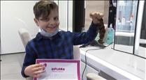 Un nen de 7 anys dona els seus cabells per a infants malalts de càncer