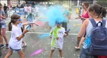 Nens i adults es banyen en colors amb la holi party i la festa de l'escuma d'Escaldes-Engordany