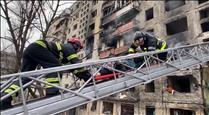 Nou atac contra la població de Kíiv mentre es reprenen les negociacions per pactar un alto al foc 