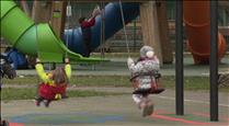 Els parcs infantils s'omplen de famílies en el primer cap de setmana de reobertura