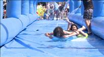 Èxit del tobogan aquàtic a la Festa del Poble d'Andorra la Vella