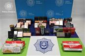 La Policia deté cinc persones per furtar perfums i tabac en establiments de l'eix comercial