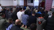 Reportatge: la comunitat musulmana va encarar la recta final del ramadà i així van viure la nit del destí