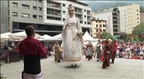 La representació de la llegenda de la Dama Blanca d'Auvinyà aplega un bon nombre d'assistents a la plaça de la Germandat