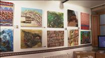 La sala d'exposicions Sergi Mas acull per primera vegada més de 200 obres de l'Art Camp en un mateix espai